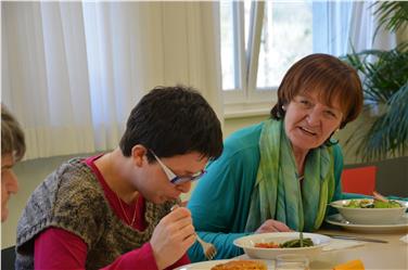 L'assessora Martha Stocker nel corso della visita al laboratorio protetto KIMM di Cardano