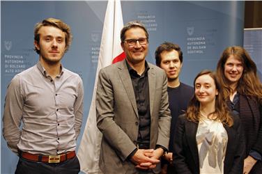 Dalla Francia per conoscere l'autonomia: Maximilian Dumoulin, il presidente Arno Kompatscher, Lucas Destrem, Coline Dalinier, Johanna Deconinck. Foto USP/mgp