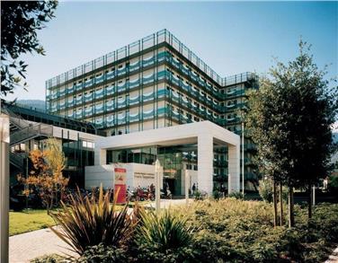 Nell'areale dell'ospedale di Merano trovano posto anche i locali per Croce bianca, Croce rossa e Avis