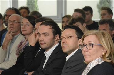 Assessore Tommasini (2° da dx): Gli investimenti nelle strutture destinate alle scuole e alla comunità scolastica costituiscono un investimento per lo sviluppo della società nel suo complesso (Foto: USP)