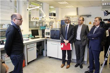 L'assessore Theiner e il comitato durante la visita ad alcuni dei progetti finanziati con il programma FESR (Foto USP/mgp)