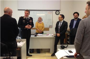 Per il Generale Mennitti (1° a sx) le conoscenze della lingua e cultura arabe sono di supporto per le Forze dell’Ordine per essere in grado di comunicare in modo adeguato con le numerose persone migranti in transito sul territorio altoatesino