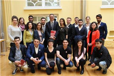 Foto di gruppo per il presidente Arno Kompatscher con il gruppo di studenti austriaci con background migratorio (Foto USP/mgp)