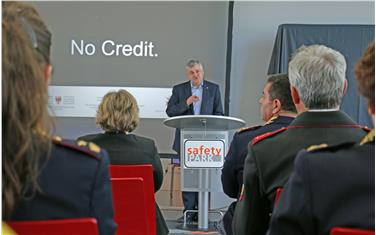 L'assessore Florian Mussner durante la presentazione della campagna No credit. Foto: USP R