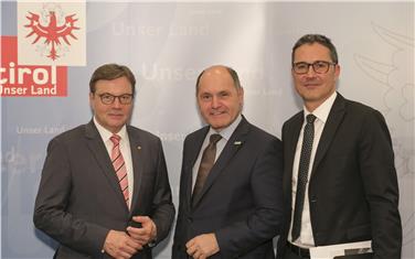 Il presidente Arno Kompatscher, a Innsbruck, assieme a Platter e Sobotka (Foto Land Tirol/Kaser)