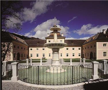 Sabato 1° aprile Castel Wolfsthurn, sede del Museo provinciale della caccia e della pesca, riaprirà i battenti dopo la pausa invernale