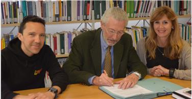 Patrimonio librario ANPI donato alla Biblioteca Provinciale "C.Augusta". Il presidente ANPI-BZ Orfeo Donatini sottoscrive donazione in presenza dell'assessore Christian Tommasini (SX) e della direttrice BPI Valeria Trevisan