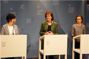 È stato presentato dall’assessora Stocker questa mattina a Palazzo Widmann l’opuscolo “I primi passi nell’adozione"