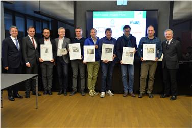 Foto di gruppo per i rappreentanti delle sei aziende che hanno partecipato al progetto pilota KlimaFactory Foto: Ag. CasaClima