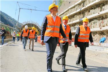 Sopralluogo nel cantiere di Campodazzo: il presidente Kompatscher, l'imprenditore Stefano Oberosler e l'assessore Mussner (FOTO USP/rc)