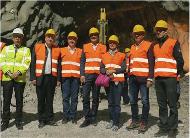 Nella nuova galleria in val d'Ega: Pagani, Mussner, il sindaco Gallmetzer, Kompatshcer, la sindaca Lantschner, il presidente del comprensorio Kofler e il sindaco Deiori (Foto USP/rc)