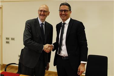 Stretta di mano: l'ad di Poste Italiane, Francesco Caio, con il presidente Arno Kompatscher (Foto USP/mb)