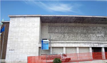 Iniziati i lavori di storicizzazione del bassorilievo di Piffrader in piazza Tribunale a Bolzano (Foto USP/Holzer)