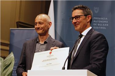 La consegna del premio scientifico a Klaus Seppi da parte del presidente Arno Kompatscher (Foto USP/mb)