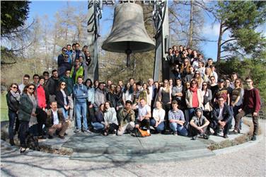 Gli studenti che hanno preso parte al Festival della Gioventù nel corso della visita alla Campana della pace di Telfs in Tirolo