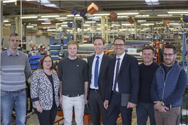 Foto di gruppo per il presidente Arno Kompatscher e Stefan Lochmann (al centro) con alcuni collaboratori dell'azienda di Trodena (Foto USP/Veronika Pellegrin)