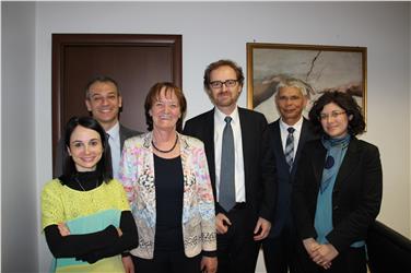 L'assessora Martha Stocker ed il direttore di Ripartizione Helmuth Sinn (2° da dx) con Salvatore Pirrone (2° da sin.) e Maurizio Del Conte (4° da sin.)