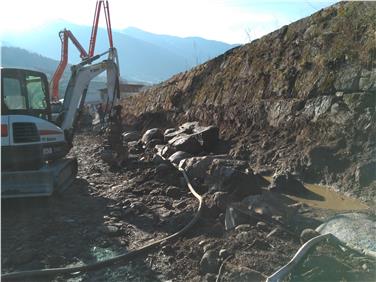 La riva orografica destra dell'Isarco tra la confluenza con il rio Scaleres e l'attraversamento della statale della Pusteria a Varna è intressata da interventi di sistemazione dei muri ripariali (Foto: USP/Agenzia Protezione Civile)