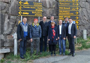 Sopralluogo alla zona produttiva Pontives di Laion: l'assessora Waltraud Deeg con rappresentanti di comuni, aziende e gestori del servizio