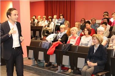 L'assessore Achammer ha salutato 120 addetti dell 8 scuole professionali tedesche convenuti a Bolzano alla Scuola Aslago per il convegno del personale (Foto: USP/me)
