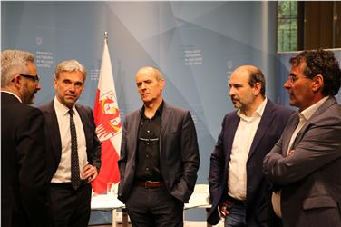 Martin Pazeller (al centro) con l'assessore Schuler (Foto USP/mac)