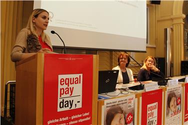 Dall'introduzione dell'Equal Pay Day otto anni fa, come fa presente Ulrike Oberhammer, presidente della Commissione provinciale per le pari opportunità (a sx), si registrano solo leggere variazioni nei dati riferiti al gap retributivo (Foto: USP/mb)