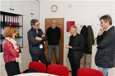 Kompatscher e Deeg a colloquio con Oberhollenzer durante il sopralluogo in Valle Aurina (Foto USP)