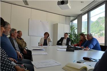 Prima seduta della Consulta per lo sport. Da sin.: Alexa Nösslinger, Hans Parigger, Günther Andergassen, Richard Nagler, l'assessora Martha Stocker, Armin Hölzl, Tanja Radaj, Heinz Gutweniger