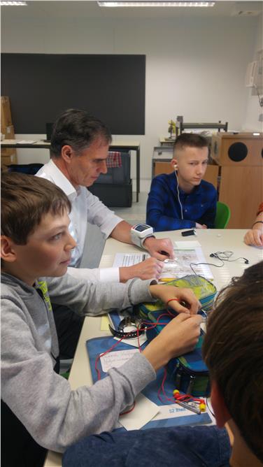 L'assessore Richard Theiner durante la visita nella scuola di Lana Foto Usp
