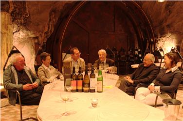 Gli esperti enologi nella cantina nella roccia del Centro Laimburg (Foto Centro di sperimentazione Laimburg/fmh)