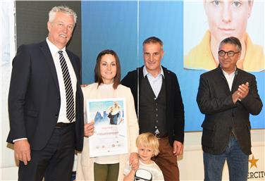 La consegna del diploma di maestra di sci di fondo all'ex azzurra del biathlon, Katja Haller (Foto USP)