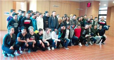 Foto di gruppo degli studenti del Corso Olympia con i giocatori ed il mister del FC Alto Adige