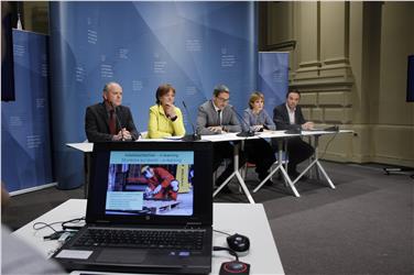 Corsi in E-learning per tutti in materia di sicurezza del lavoro. Il presidente del Swr, Leo Tiefenthaler, l'assessora Martha Stocker, il presidente Arno Kompatscher, e gli assessori Waltraud Deeg e Philipp Achammer Foto Usp Rm