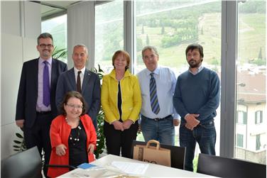 Visita dalla Val d'Aosta: l'assessora Stocker e, da sinistra, il direttore di Dipartimento Michael Mayr, Vittorio Stefano Anglesio, la direttrice d'ufficio Brigitte Waldner, Jean Barocco, Joël Créton - Foto: USP/Ulrike Griesser