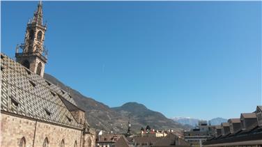 Le due facce del mese di aprile viste da Piazza Duomo, a Bolzano: prima parte con il sole (Foto USP/mac)