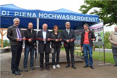 L'inaugurazione ufficiale (da sx): il direttore Agenzia Protezione Civile Pollinger, in rappresentanza di Alperia Carmignola, il vicesindaco Baur, l'assessora comunale Lorenzini, l'assessore Schuler, l'assessore comunale Walcher