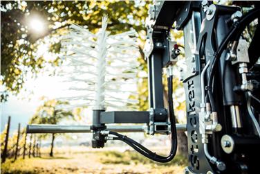 La nuova spazzola diradante sviluppata al centro Laimburg  è prodotta dalla ditta “Stocker Maschinenbau” di Terlano. Alternativa interessante e vantaggiosa per le piccole aziende