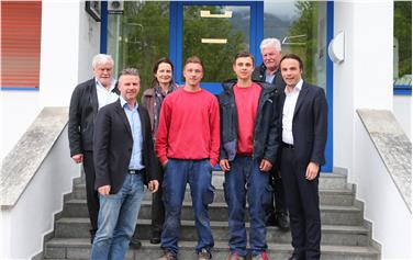 L'assessore Philipp Achammer con gli apprendisti ed i titolari dell'impresa Moriggl di Glorenza