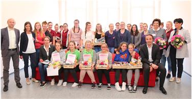 Le vincitrici insignite dall'assessore provinciale Achammer (seduto 1° a dx) oggi, 4 maggio, presso la Scuola Aslago, dove si è disputato il contest Award Economia Domestica dell'intero Tirolo (Foto: USP/M.Ebert)