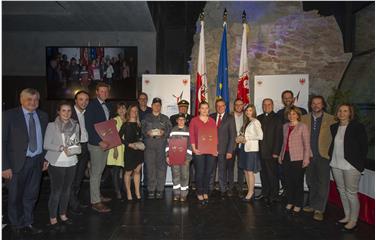 Il vescovo Ivo Muser assieme ai premiati e agli amministratori delle due province Foto USP/ Seehauser