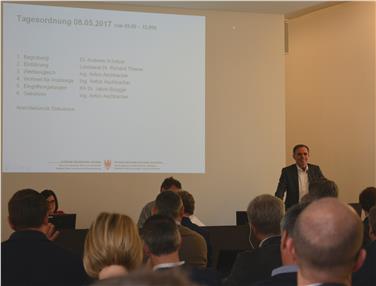 L'assessore Theiner durante il nuovo incontro con i sindaci per fare il punto sul ddl