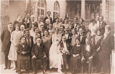 Gli ospiti della festa di matrimonio di Sarah Gans e Josef Bermann davanti all’Hotel Bellaria a Merano, 13 aprile 1926