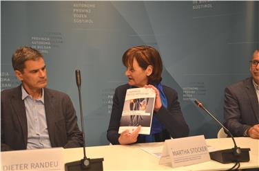 L'assessora Stocker e l'ortopedico Dieter Randeu nel corso della presentazione del II Rapporto provinciale delle protesi articolari