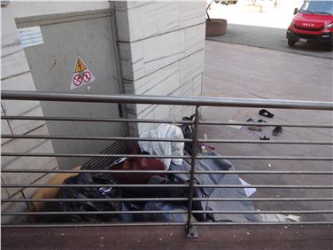 Saranno sgombrati regolarmente i materiali depositati agli accessi di Palazzo 2 in Piazza Magnago a Bolzano, utilizzati quali giacigli di fortuna, nonché quale deposito di effetti personali  (Foto:USP/N.Antonioni)