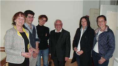 L'assessora Stocker con i responsabili ed i collaboratori di "Casa Rachele" a Longomoso