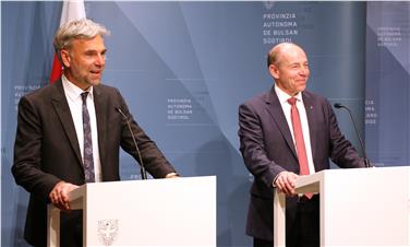 Collaborazione e tematiche di attualità nel comparto agricolo e della politica comunale, temi affrontati dagli assessori Schuler (a sx) e Hiegelsberger durante la visita per scambio di idee ed esperienze