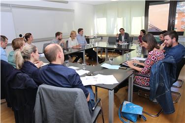 Valorizzazione dell'apprendistato al centro dell'incontro fra l'assessore Achammer e i membri delle sezioni giovani di 5 organizzazioni economiche (Foto: USP/me)