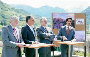 Dal 5 luglio Passo Sella sarà aperto solo alla mobilità sostenibile per 9 mercoledì. Nella foto, gli assessori Florian Mussner, Richart Theiner, Mauro Gilmozzi e il direttore dell'Agenzia per la stampa, Marco Pappalardo Foto Usp San