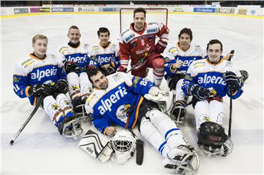 Il giocatore della squadra dell’Hockey Club Bolzano Marco Insam insieme alla squadra vincitrice del Campionato italiano di para ice hockey “South Tyrol Eagles” (sledge hockey) - Foto: Ivvo Corrà ©