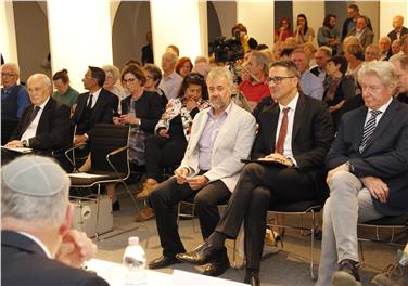 Presidente Kompatscher (2.da dx., 1a fila): L’Alto Adige è rappresentato sempre come un paese di vittime, ma in verità siamo un paese di vittime e di carnefici! (Foto: USP/mgp)